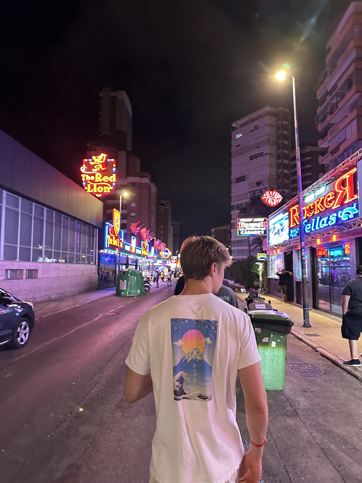 Benidorm bij nacht, neon en The Red Lion