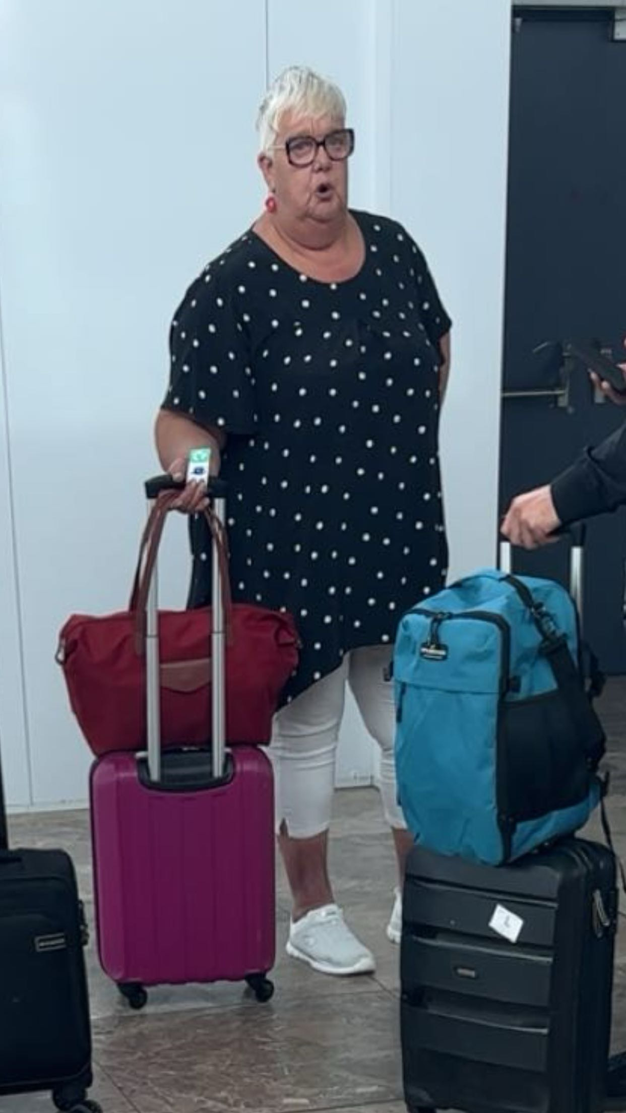 Kandidate met bagage in de aankomsthal